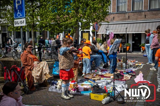 Volle terrassen, bruisende kleedjesmarkt en sportieve Wallenloop: Elburg leeft tijdens koningsdag! - &copy; NWVFoto.nl